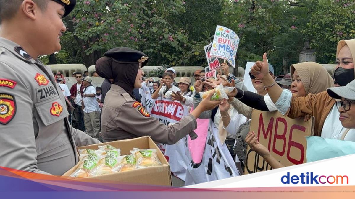 Humane Approach: Policewomen Negotiators Serve Demonstrators at Monas