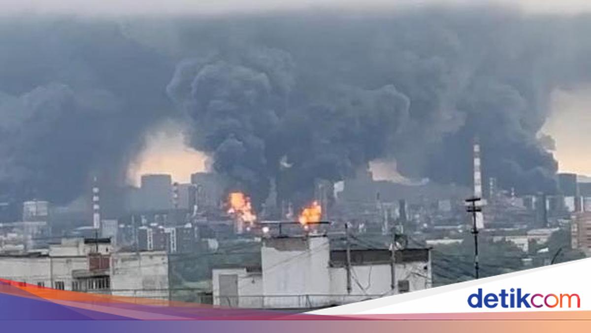 Ukraine's Largest Drone Strike Hits Moscow, Oil Refinery Ablaze