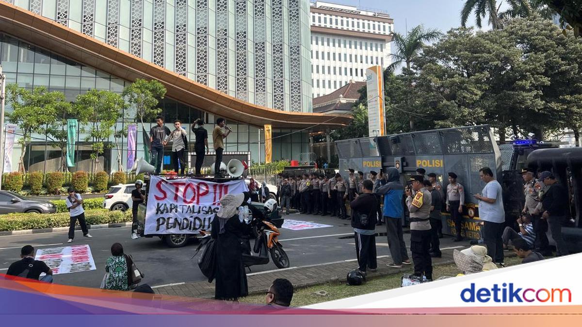 Pro and Anti-MBG Protesters Hold Separate Rallies at Jakarta's Patung Kuda