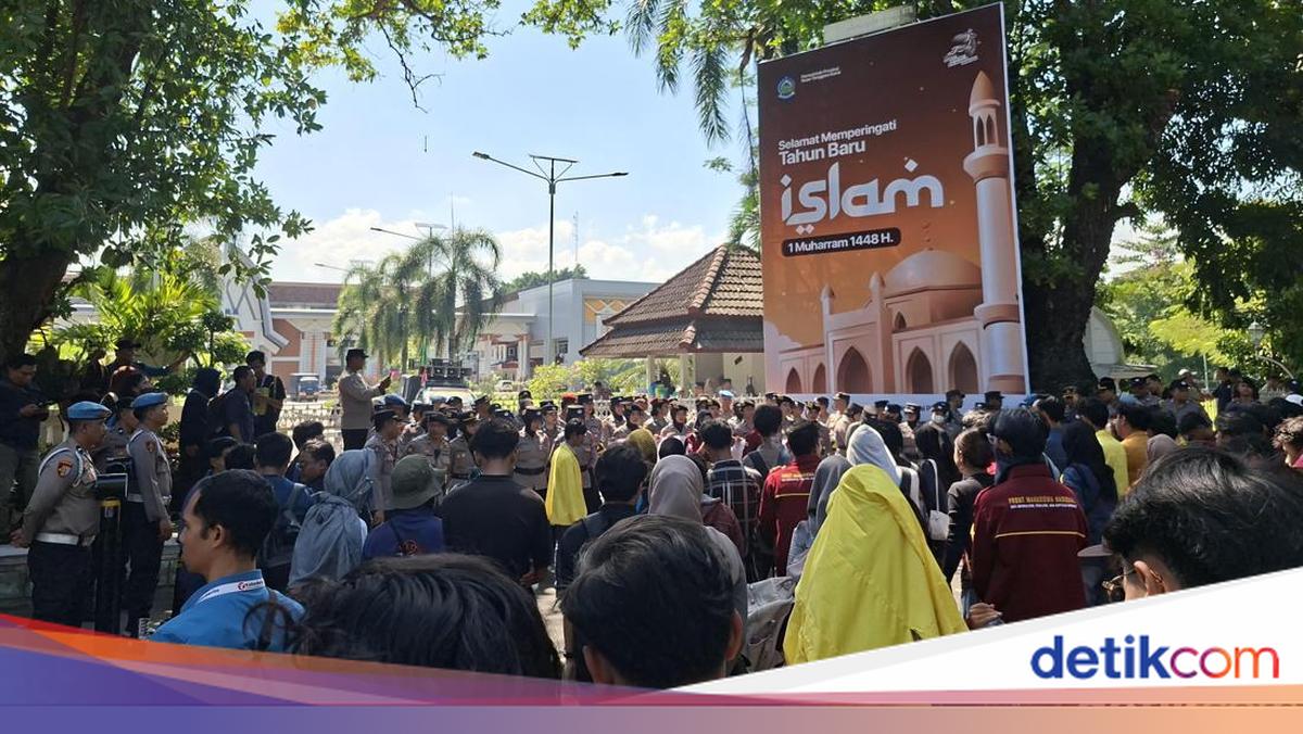 Hundreds of Students Rally at NTB Governor's Office, Demand Free Nutritious Meal Programme Be Halted