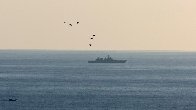 Russian Warship Fires Warning Shots at British Vessel in English Channel