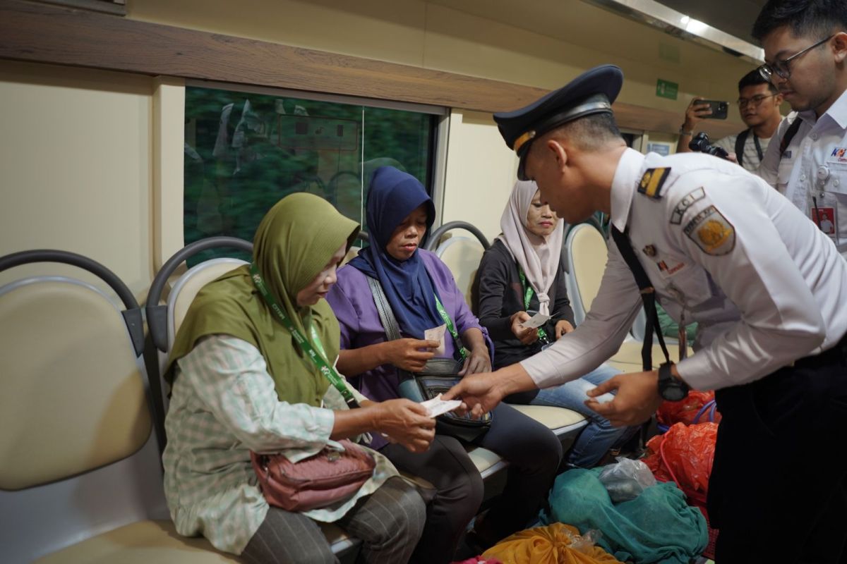 KAI Strengthens PSO Trains for Public Economy, KA Cikuray and Farmer-Trader Train Provide Productive Access