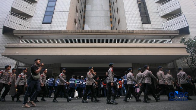 Who is the Ideal Figure to Lead the Former Hotel Sultan After State Takeover?