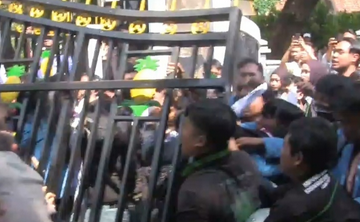 Student Protest at Subang DPRD Turns Chaotic, Fence Collapses and Tyres Burned