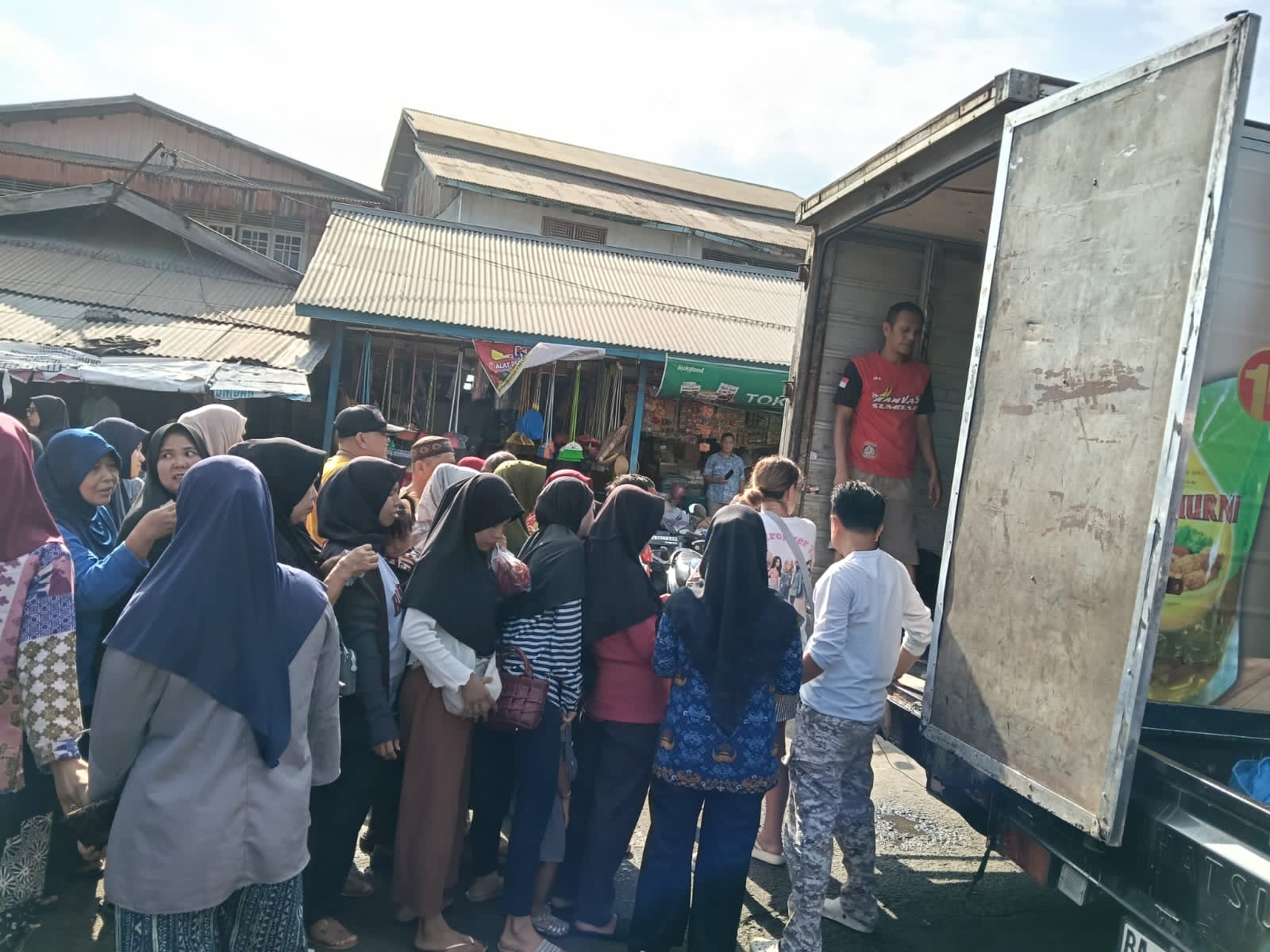 Padang Launches Market Operation for Minyakita Cooking Oil