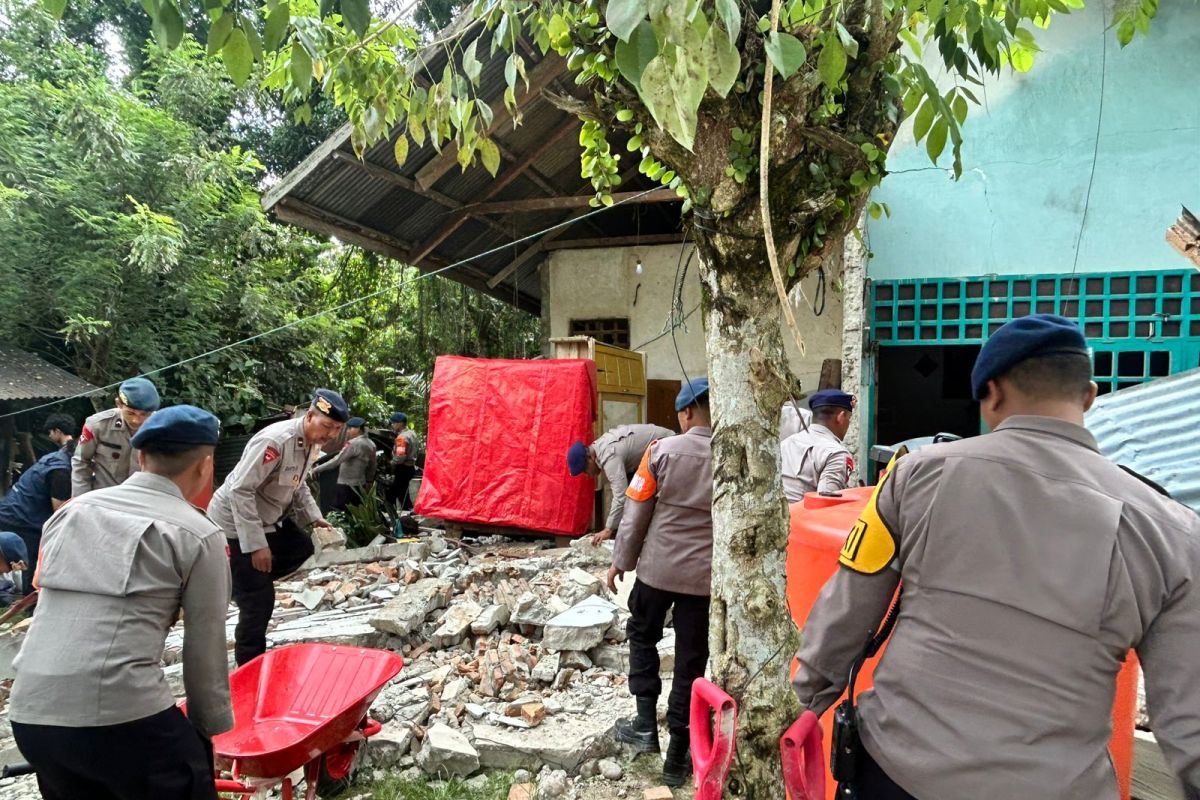 Central Sulawesi Police Mobile Brigade Assists Earthquake Victims in Sigi