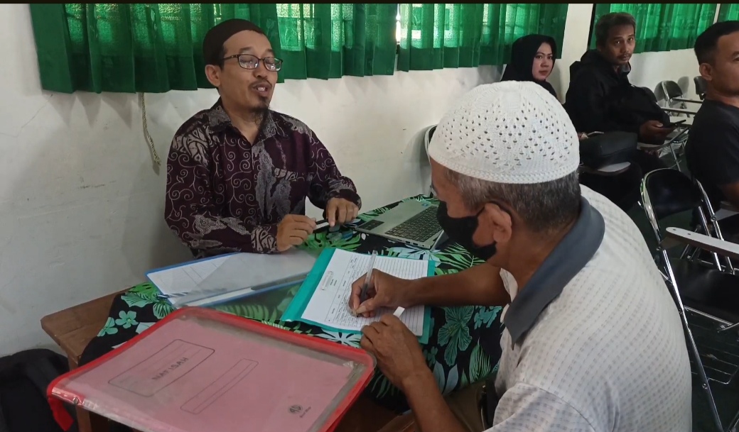 Cirebon's Online Junior High School Admissions See Parents Still Flocking to Schools for Help
