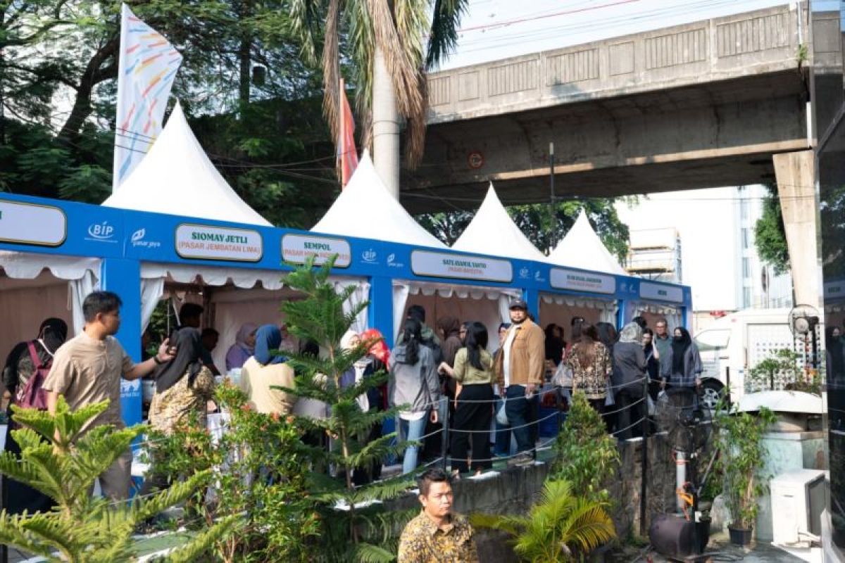 Perumda Pasar Jaya Boosts Grassroots Economy Through UMKM Bazaar