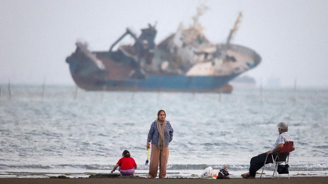 Hormuz Strait Reopens, but Experts Warn of Weeks-Long Logistical Nightmare