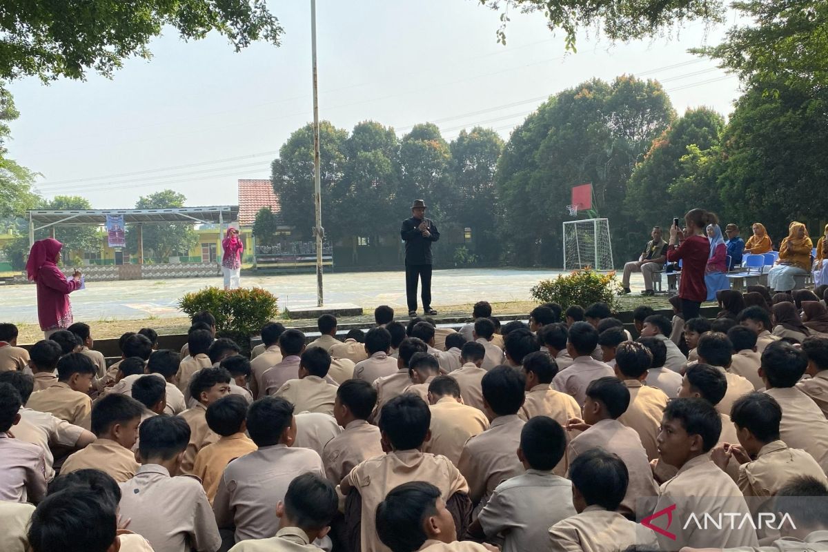 Bogor Diskominfo educates students on digital literacy through OB Van Teman FM