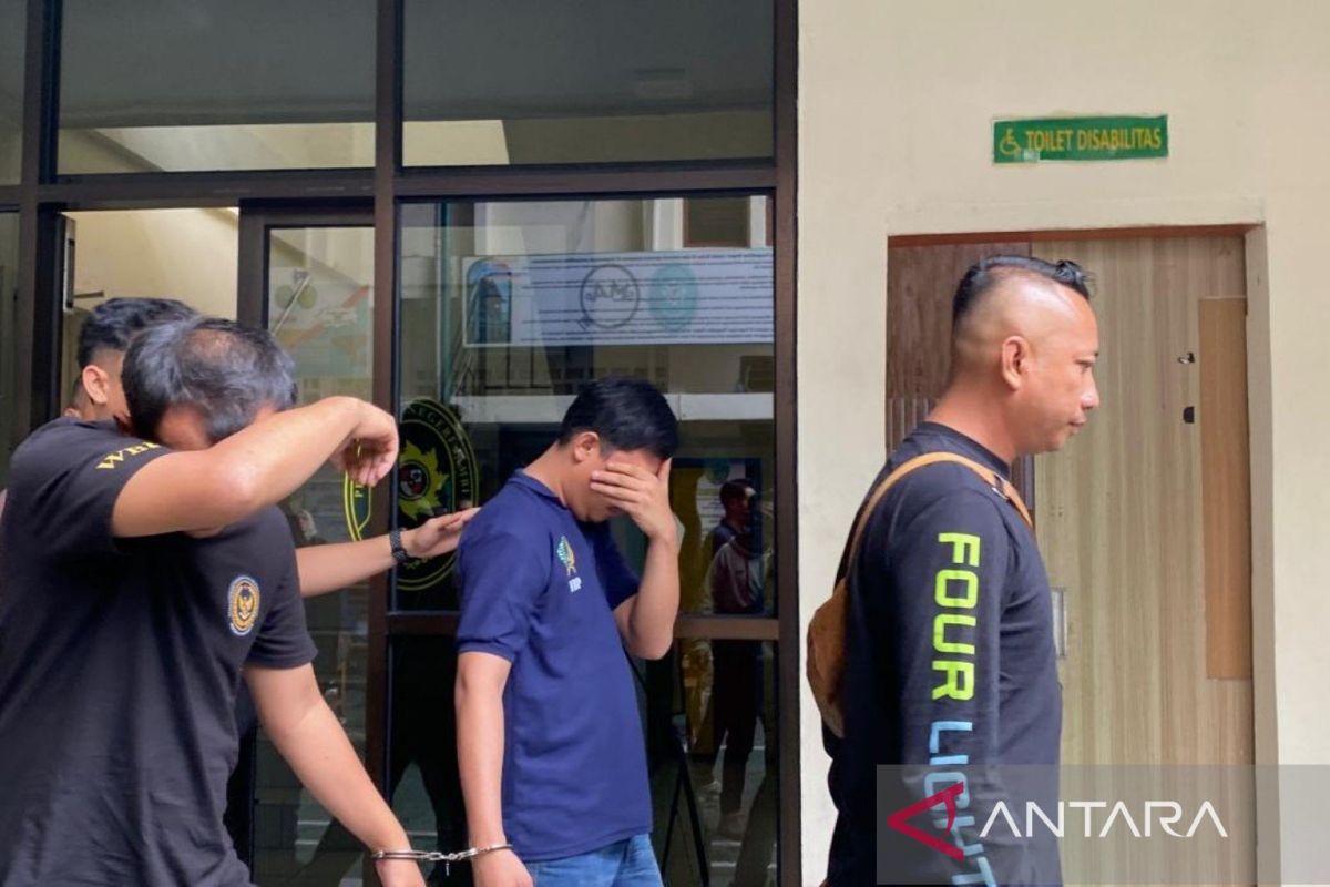 Two defendants in 58 kg methamphetamine case in Jambi face life imprisonment