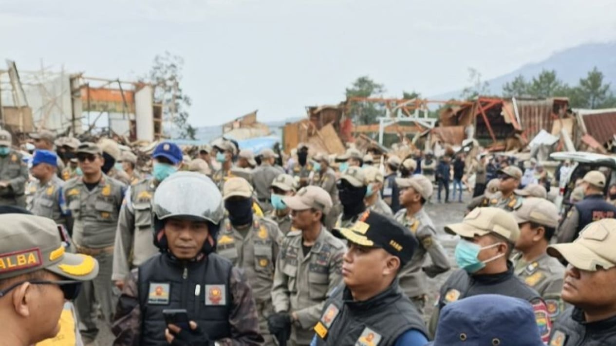 West Java Governor Promises Rp10 Million Capital and Jobs for Displaced Puncak Traders