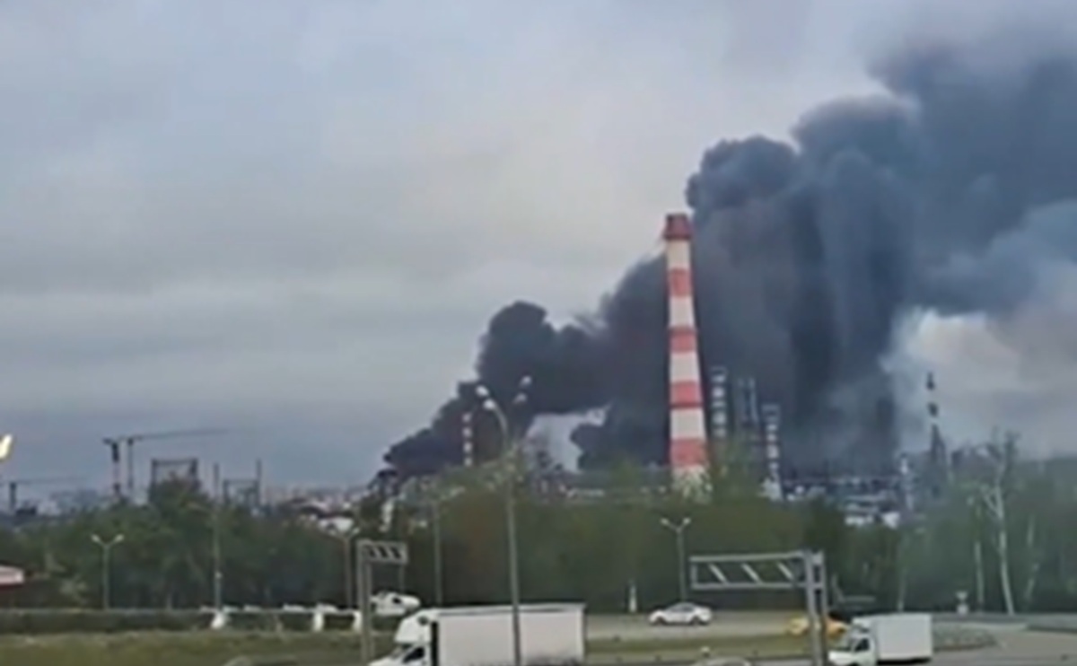 Ukraine Drone Strike Sets Russian Oil Refinery Ablaze in Moscow