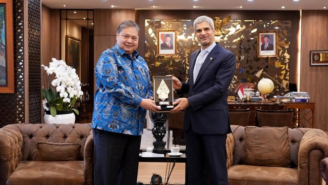 Airlangga Meets Kuwaiti Ambassador, Discusses KUFPEC Oil and Gas Exploration in Indonesia