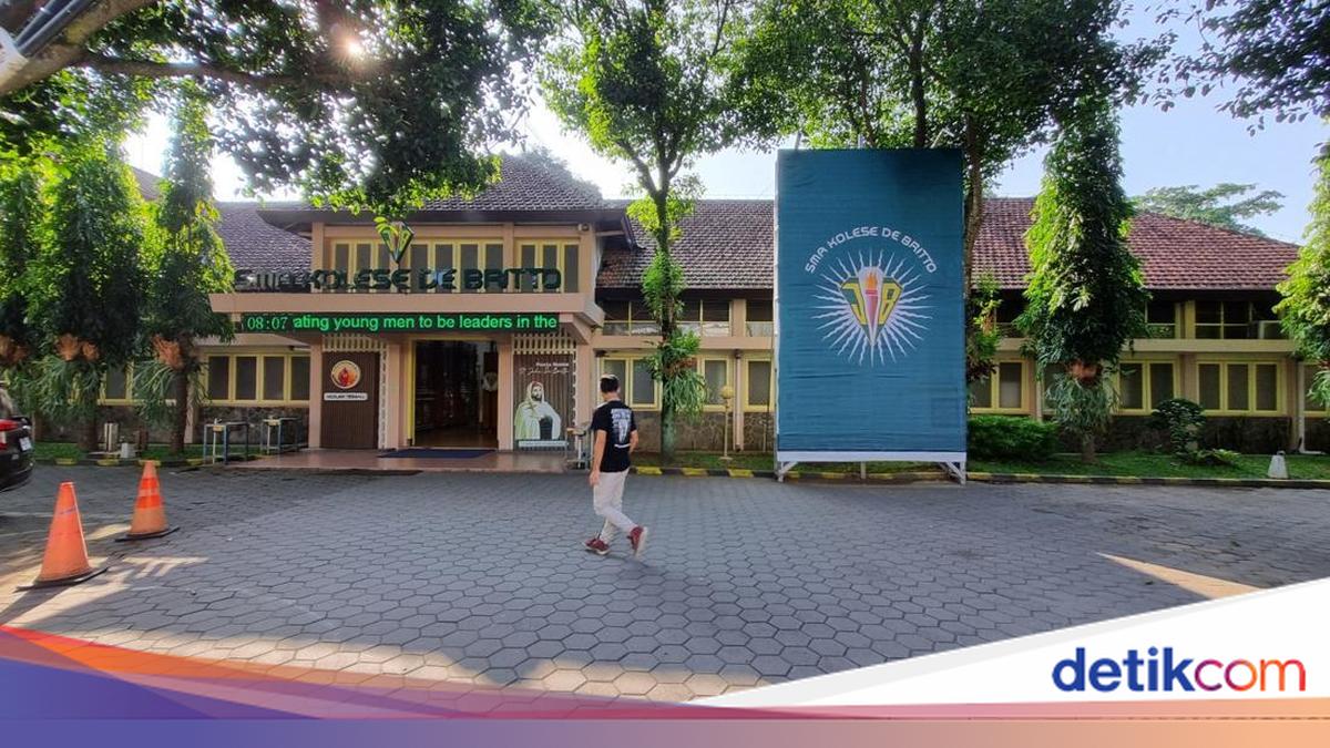 Inside SMA De Britto, the All-Boys School in Jogja Where Long Hair and Sandals Are Welcome
