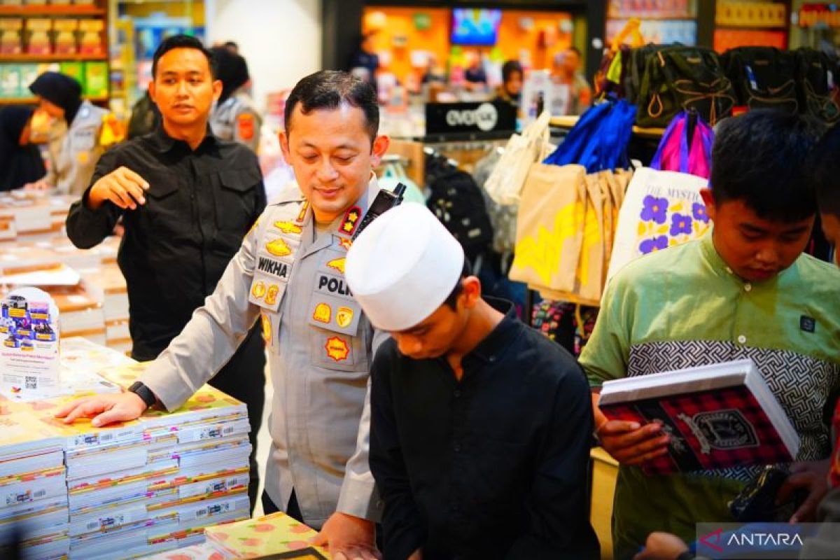 Bogor Police Invite 80 Orphans to Shop for School Supplies