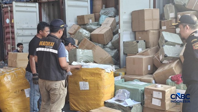Tens of Thousands of Containers Pile Up at Tanjung Priok, Majority from China