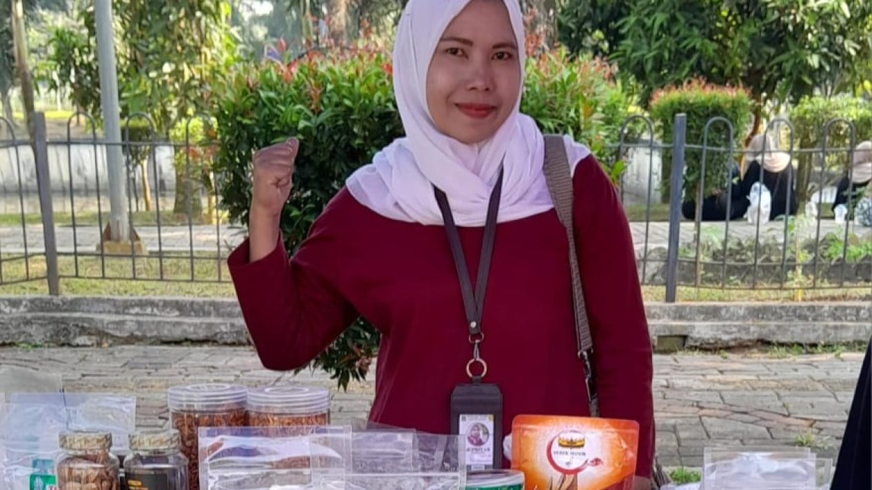 From Home-Made Peyek to Fried Chicken Flour, Jufriyah's Business Grows with BRI