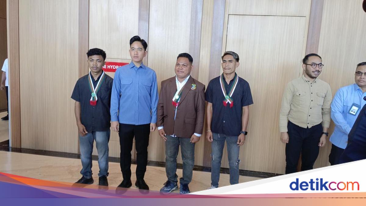 Kupang Students Meet Gibran, Demand Fulfilment of Amfoang Bridge Repair Promise