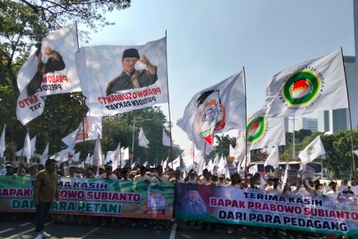 Masses from various regions arrive in Jakarta to support Prabowo's policies
