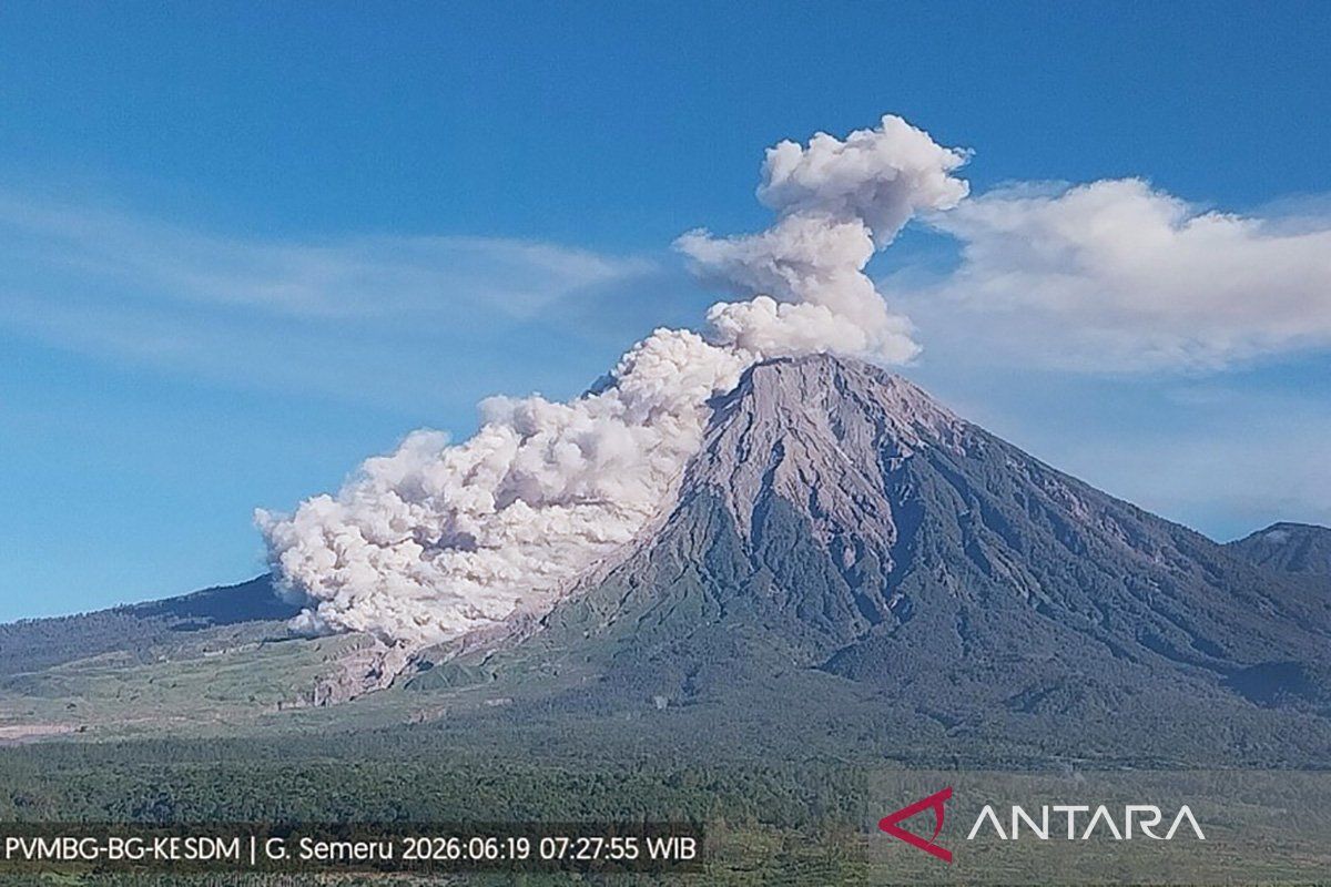 Mount Semeru Erupts, Hot Avalanche Cloud Travels 4.5 Kilometres