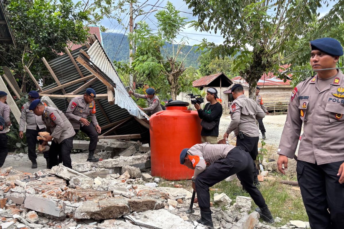 Central Sulawesi Police Deploy 190 Personnel to Assist Post-Earthquake Response