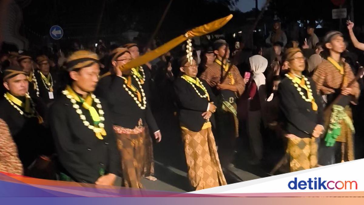 Viral Kebaya-Clad Man at 1 Suro Parade: Mangkunegaran Palace Denies Giving Permission