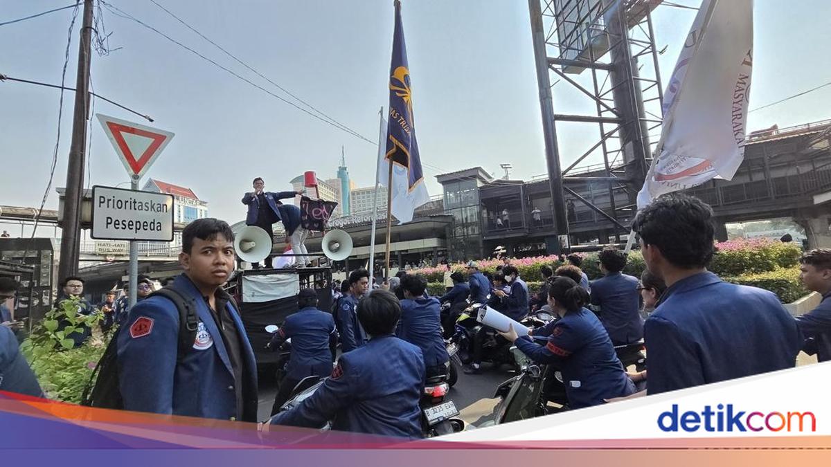Trisakti Students Motorcade to DPR Building for Protest