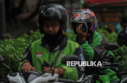 Bandung Raya Ojol Drivers Receive Safety Riding Pocket Books to Reduce Accidents