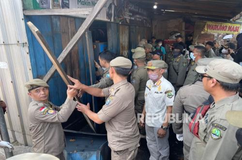 174 Illegal Structures on Pasirkoja Road in Bandung Demolished
