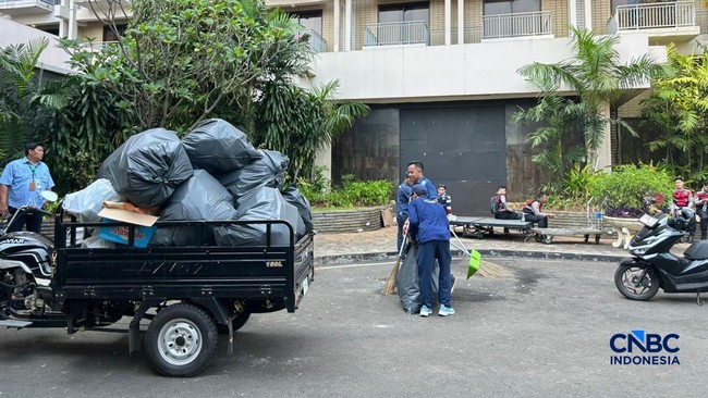 Luxury Items Including Grand Pianos Moved from Former Hotel Sultan
