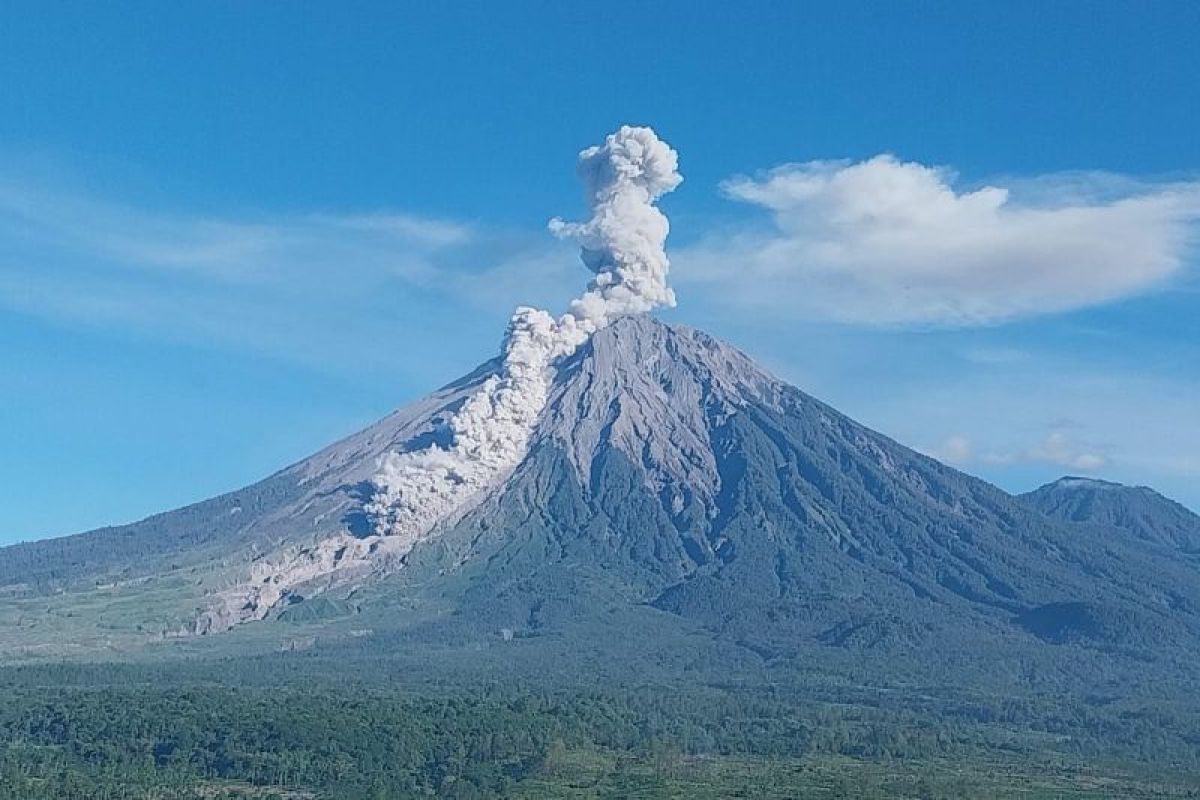 BPBD Lumajang Urges Residents to Remain Vigilant Amid Increased Semeru Activity