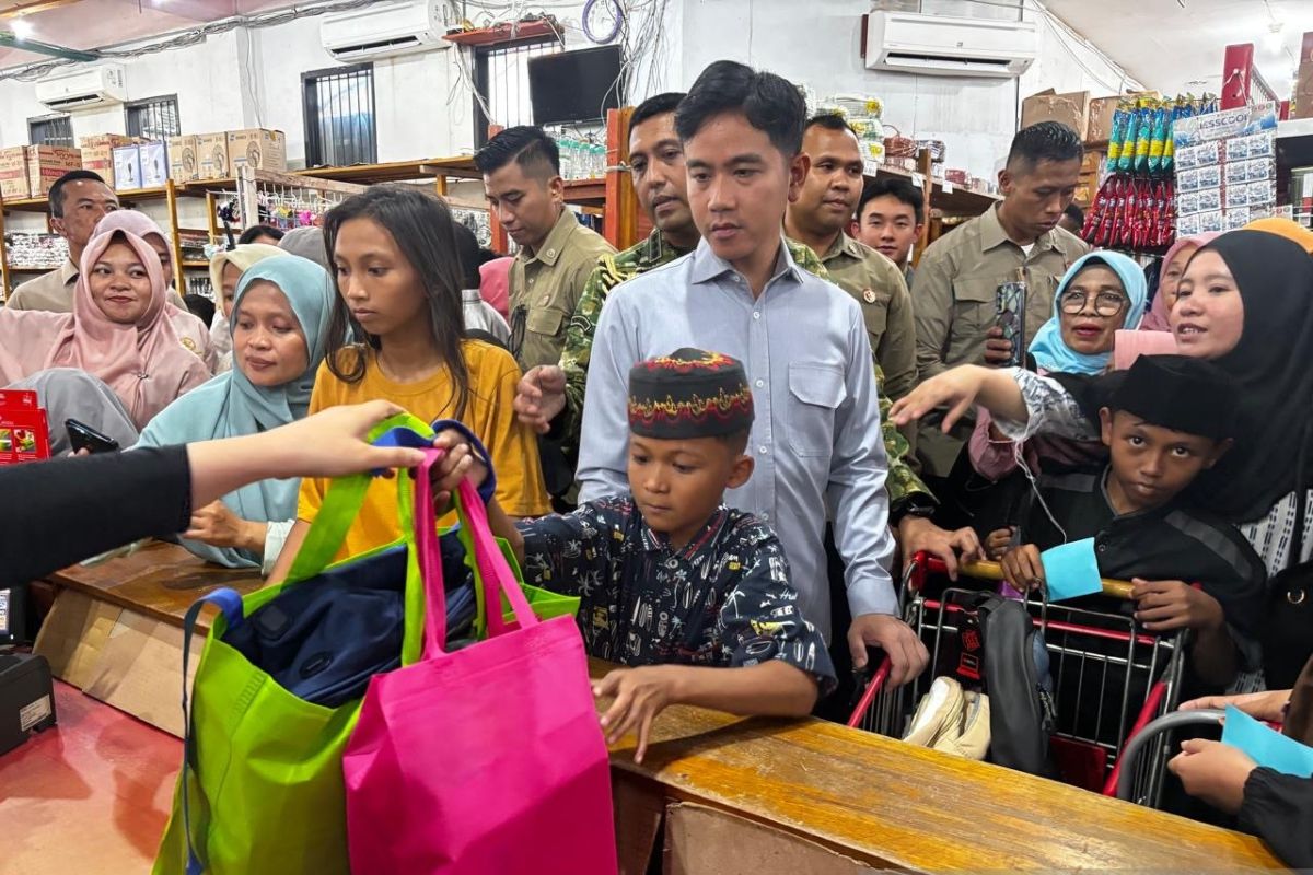 Vice President shops for school supplies with orphans in Gorontalo