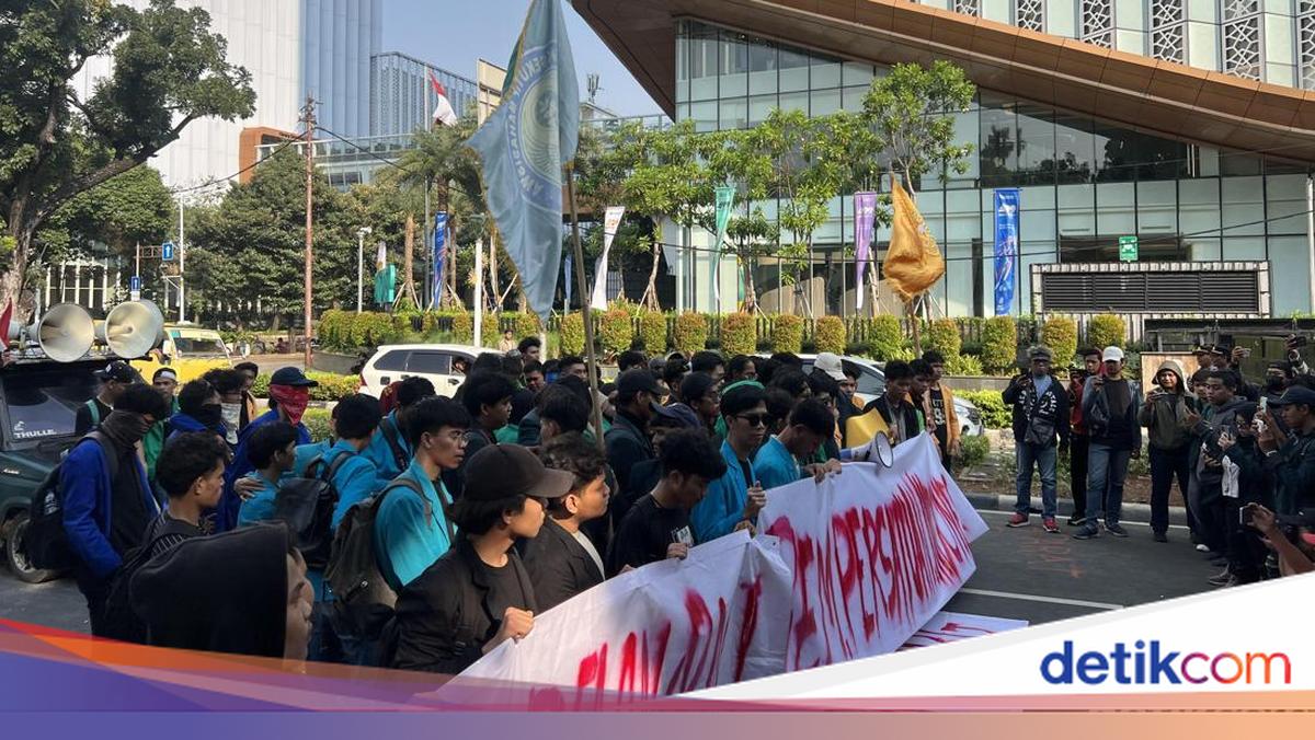 Student Alliance Protests at Jakarta's Horse Statue, Demands Public Dialogue with Government