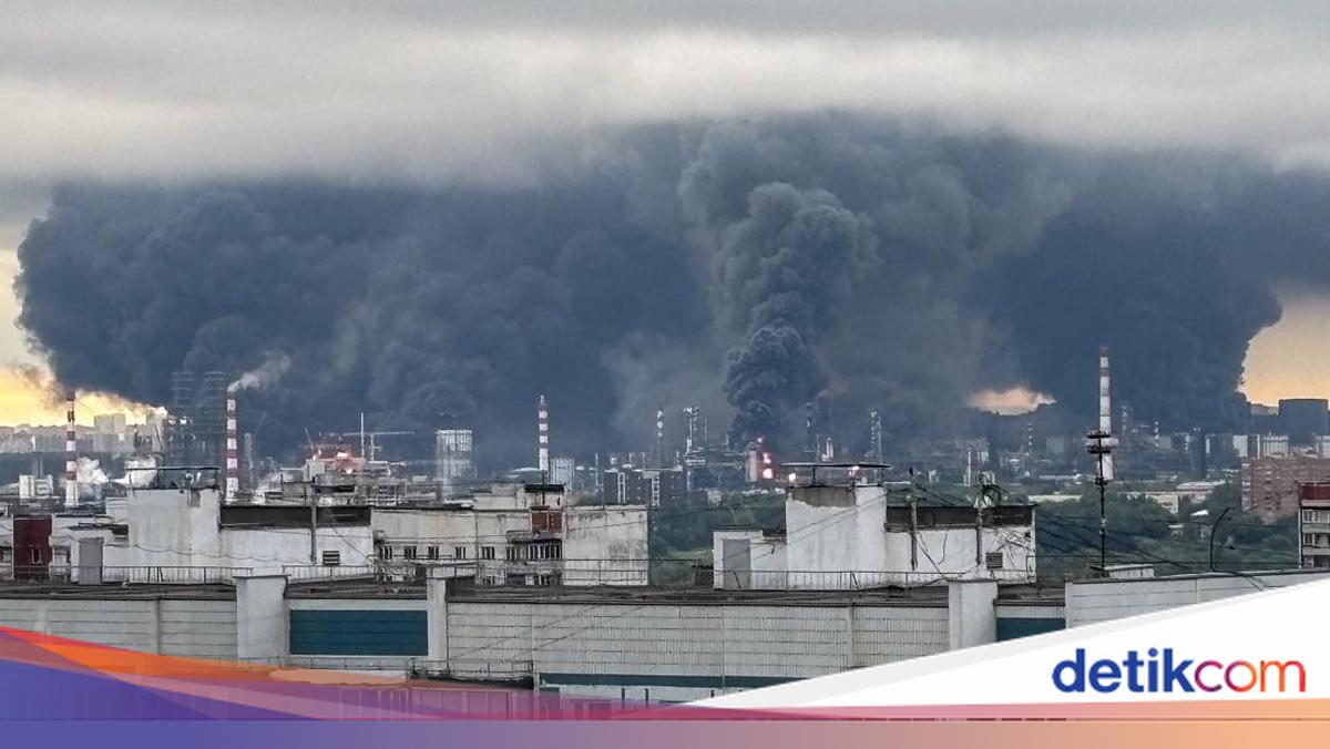 Moscow Residents Report 'Black Oil Rain' After Ukrainian Drone Strikes on Refinery