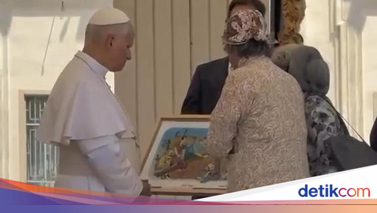 Butet Kartaredjasa Presents Punakawan Glass Painting to Pope Leo XIV at Vatican