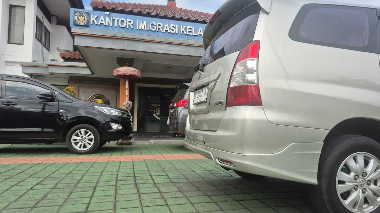 KPK Investigators Search Denpasar Immigration Office for Seven Hours
