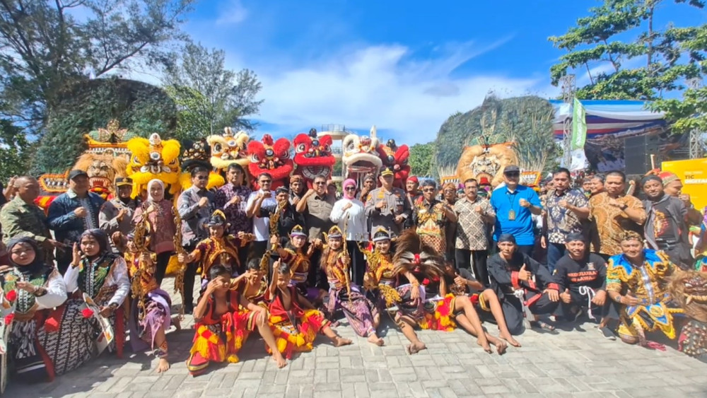 Seribu Bacang and Egg-Standing Tradition Enliven Cap Go Meh Celebration in Bogor