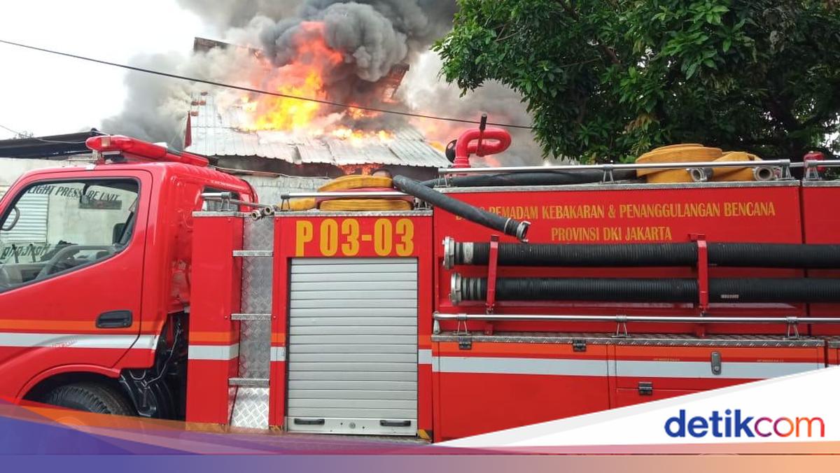 Fire Engulfs House in Kemayoran, Central Jakarta; Cooling Process Underway