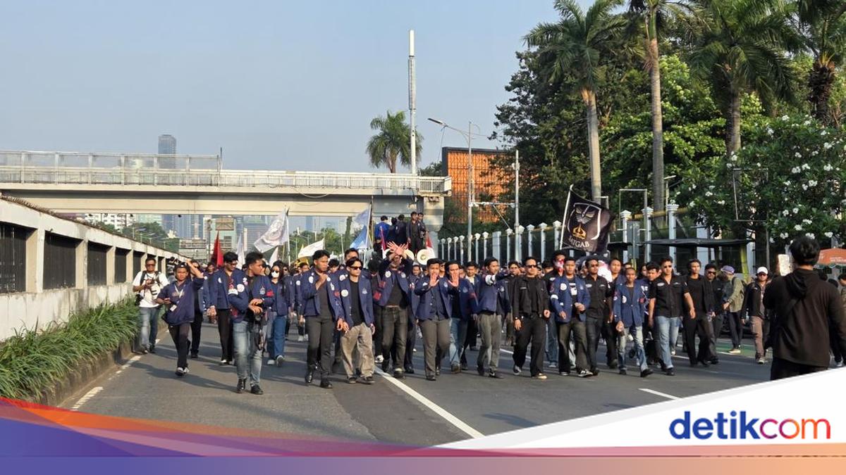 Students from HMI, Mercu Buana, and Trisakti Stage Protest at DPR Building
