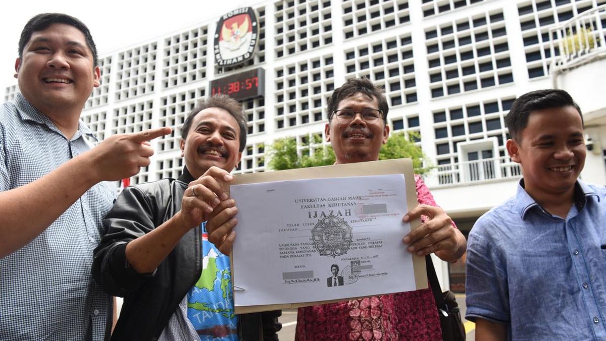 Police Test Diploma Paper and Ink Before Arresting Roy Suryo and Dr Tifa