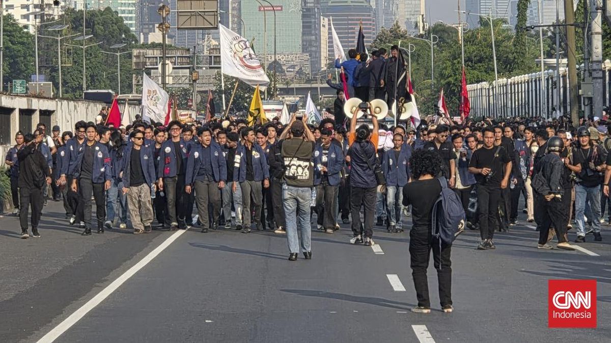 Thousands of Students Rally at DPR, Highlighting State Budget and Free Nutritious Meals Programme