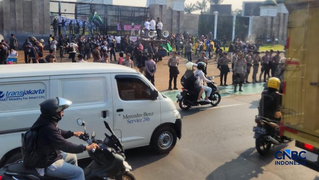 Demonstrations and Traffic Diversions Force Transjakarta to Suspend Multiple Routes