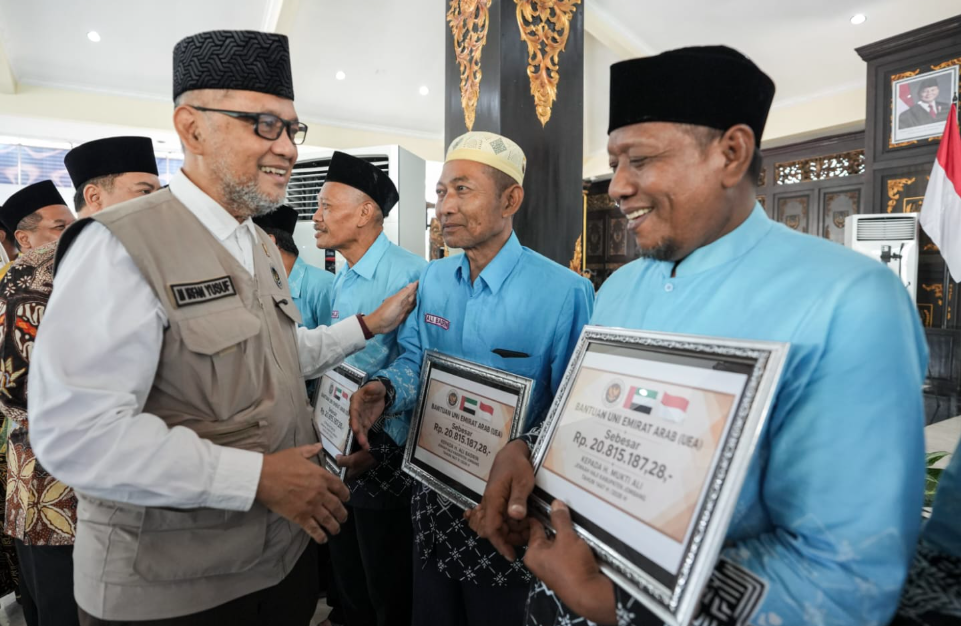 17 Hajj Pilgrims from Jombang Receive Financial Aid from UAE