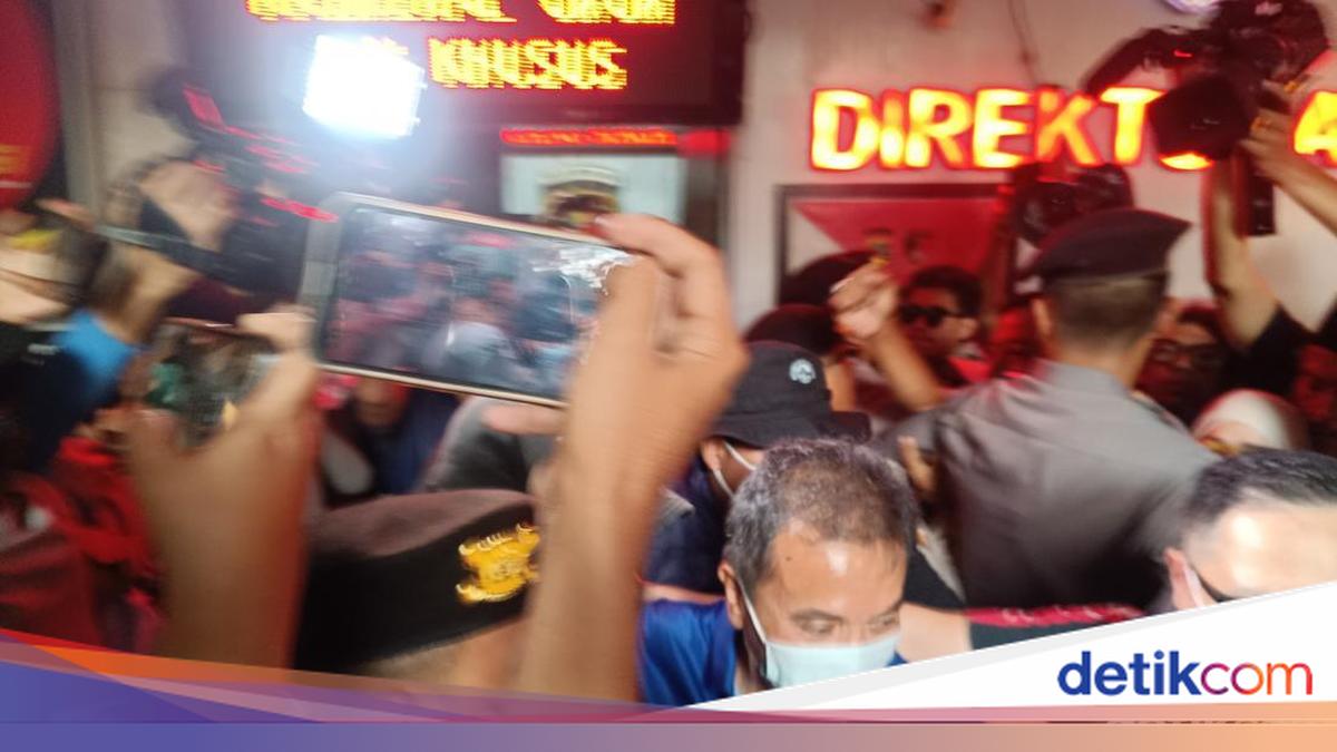 Roy Suryo and Dr Tifa Seen at Polda Metro After Arrest