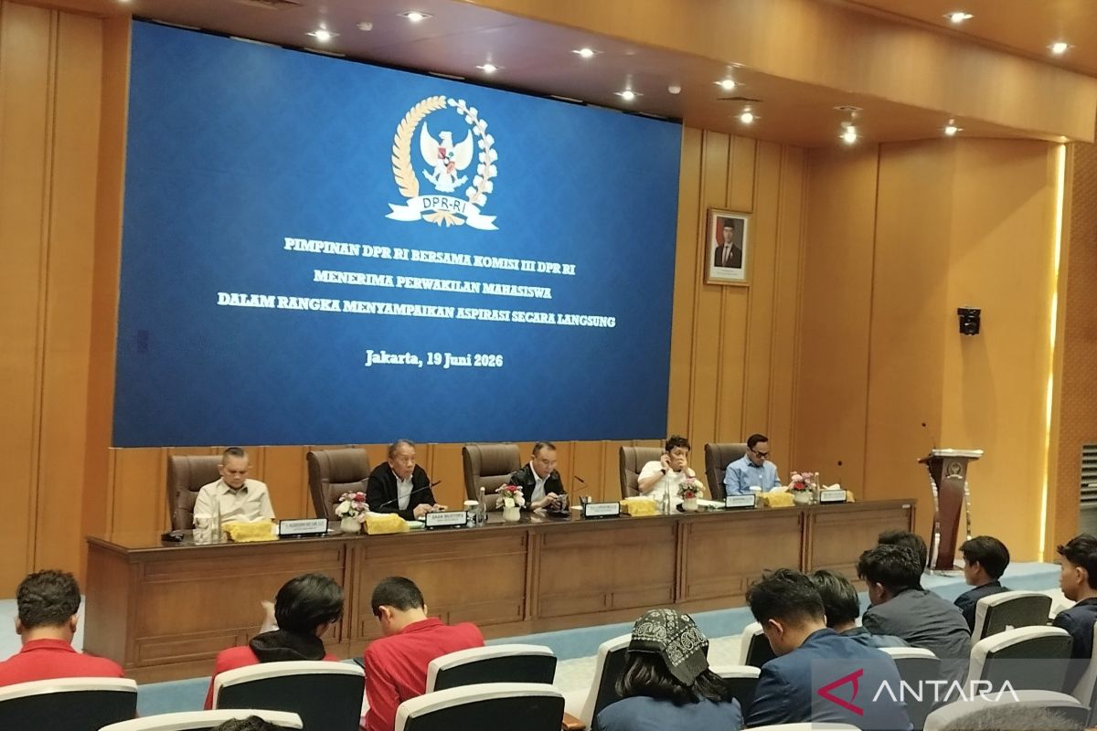 DPR Receives Student Protesters for Audience at Parliament
