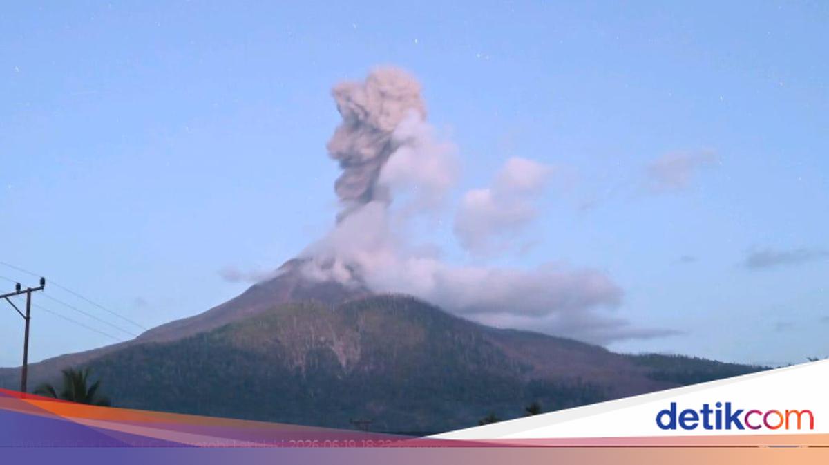 Mount Lewotobi Laki-laki Erupts Again, Spews 1 km Ash Column