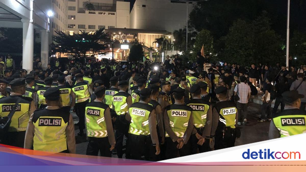 After Tensions, Student Protesters Leave Yogyakarta DPRD Building