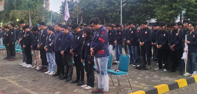 Trisakti Students Remain Outside DPR Building into the Night