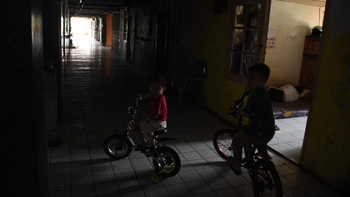Surabaya Blackout Triggers Traffic Chaos and Railway Gate Failures